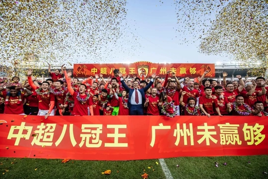 Florian Plettenberg指出，法兰克福有意在冬窗引进范德贝克，他们正与球员团队进行谈判。